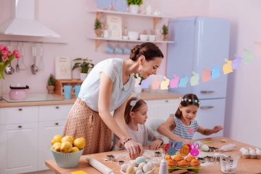 Olumlu memnun genç kadın çocuklarıyla iletişim