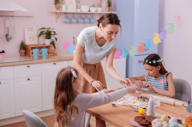Kızları yardım olumlu memnun kadın kişinin