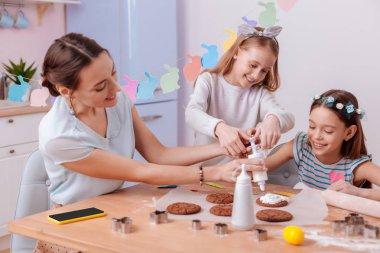 Kremalı bisküvi kapsayan neşeli esmer kadın