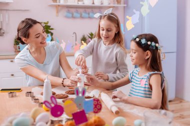 Olumlu memnun kızlar annelerinin pişirme içinde yardım