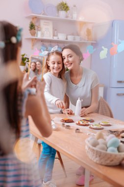 Olumlu memnun kadın kişi kızı kucaklayan