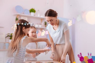Olumlu mutlu çocuklar anneleri ile vakit