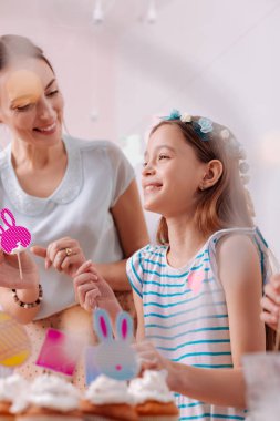 Güzel küçük kadın duygu mutluluk anne ile