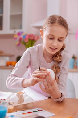 Onun çalışma süreci bakarak konsantre çocuk