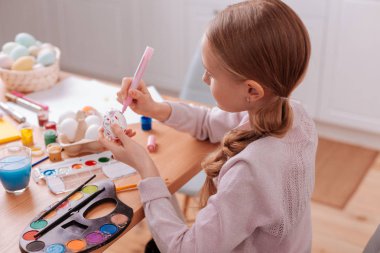 Özenli çocuk yarı konum masada oturan