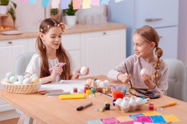 Hafta sonu birlikte evde geçirmeye dostça kız kardeş