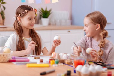 Atölye resimde olumlu memnun kız orgazm