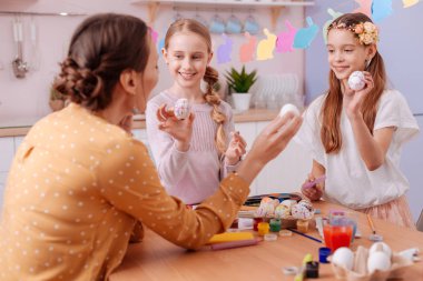 Mutlu aile hafta sonları büyük bir zevk ile harcama