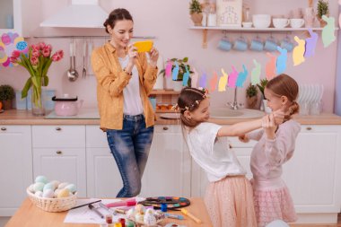 Fotoğrafta Smartphone'da esmer kadın kişi memnun