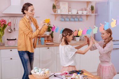 Onun komik kız çekim özenli genç kadın