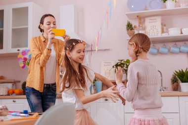 Şirin esmer kız kardeşiyle birlikte oynamak