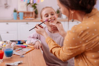 Memnun anne ve kızı birlikte hafta sonu harcama