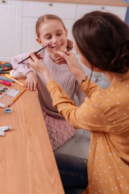 Sevimli sarışın kız annesine bakıyor