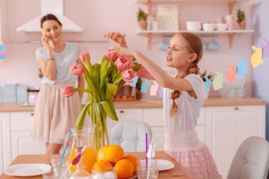 Güzel uzun saçlı kız pembe laleler