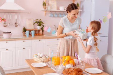 Şirin esmer kadın kızı arıyor