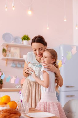 İhale esmer kadın kişi kızı kucaklayan