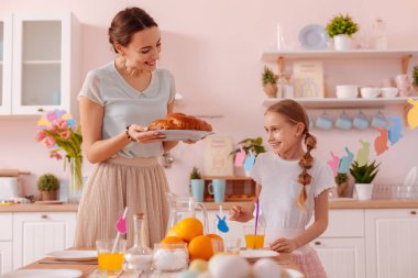 Sevimli genç kadın güzel kızı arıyor