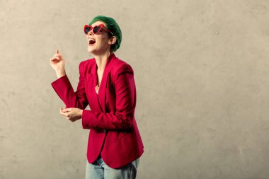 Çok trendy kıyafetler giyen güzel şık kadın