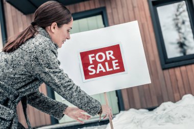 Emlakçı ile yelken işareti kar koyarak at kuyruğu