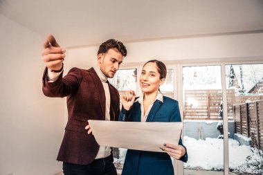 İstemci soruları yanıtlayan mavi ceketli güzel Emlak