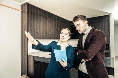 Esmer emlakçı mavi tablet işadamı danışmanlık süre tutan