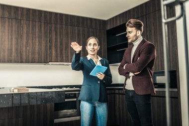 Evin avantajları söylüyorum mavi ceketli Emlak