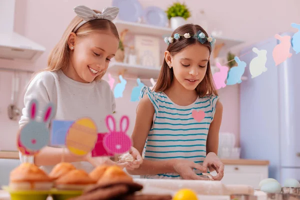 Χαριτωμένος έφηβοι προετοιμασία cookies για οικογενειακές διακοπές — Φωτογραφία Αρχείου