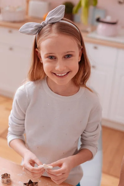 Positiv entzücktes blondes Kind zeigt ihr Lächeln — Stockfoto