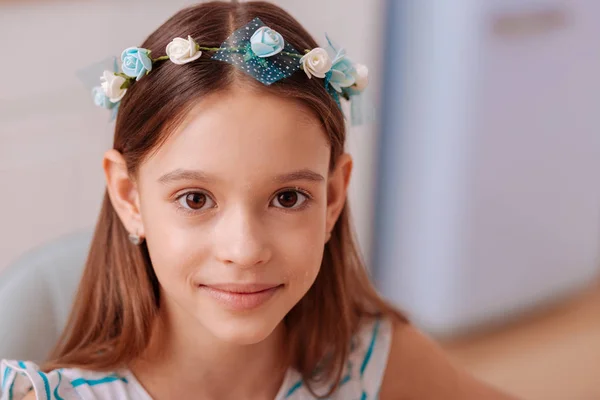 Retrato de menina encantadora que posando na câmera — Fotografia de Stock