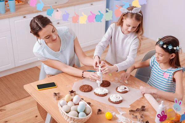 Özenli uzun saçlı çocuk annesi yakın duran