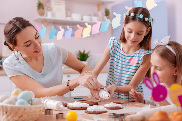 Olumlu memnun genç annenin çocuklarıyla iletişim