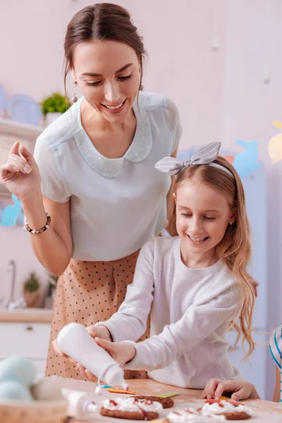 Neşeli genç anne kızı pişirme içinde danışmanlık