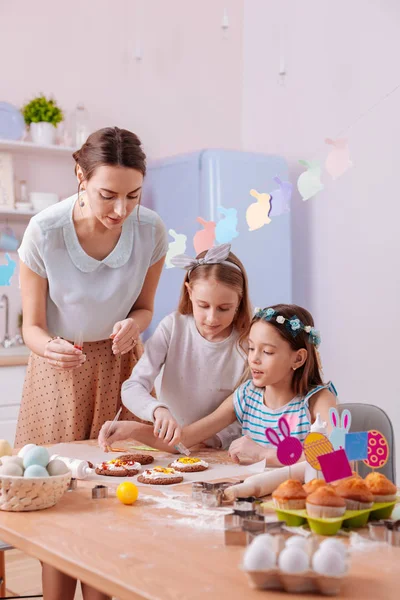 Özenli genç kadın kişi onun çocuklar konuşmaya