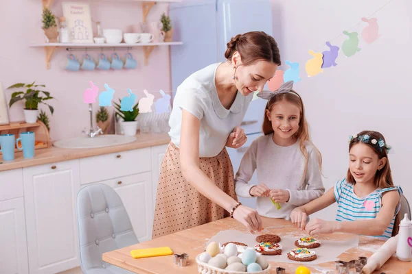 Positivo encantado mulher de pé perto de seus filhos — Fotografia de Stock