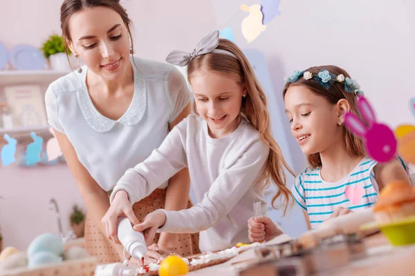 Güzel esmer kadın çocukları arıyor