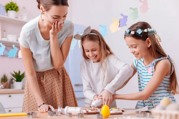 Olumlu memnun Kızlar mutfakta eğleniyor