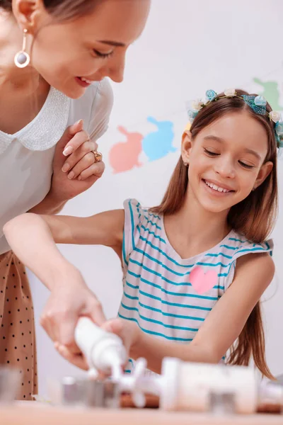 Fantastiska långhårig kid med praktiska lektion i matlagning — Stockfoto