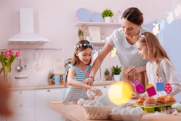 Harika esmer kız annesi olan yardım