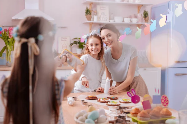 Pozitif zevkli kadınlar kameraya bakıyor.
