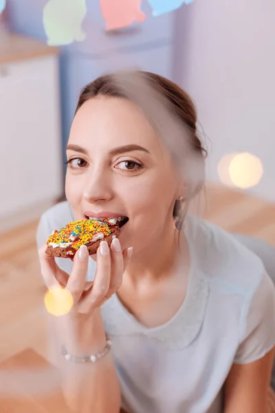 Increíble persona femenina disfrutando de una deliciosa galleta hecha a mano — Foto de Stock