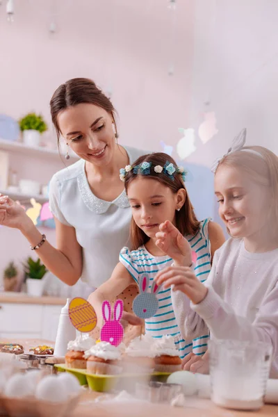 Mujer encantada positiva pasar tiempo con las hijas —  Fotos de Stock