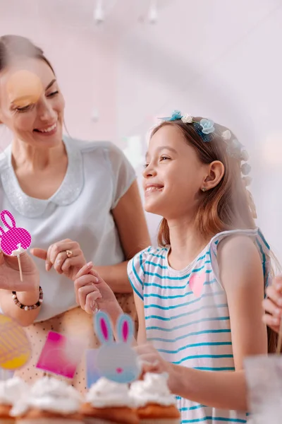 Güzel küçük kadın duygu mutluluk anne ile