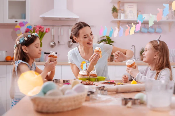 Positief blij vrouwelijke persoon spelen met haar kinderen — Stockfoto
