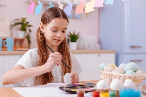Uppmärksamma långhårig brunett tjej målning kokta ägg — Stockfoto