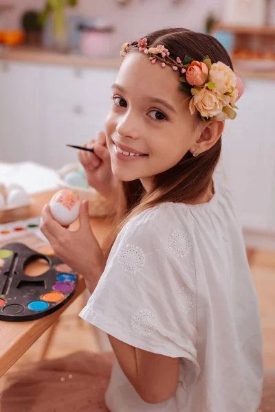 Bella ragazza dai capelli lunghi guardando dritto alla fotocamera — Foto Stock