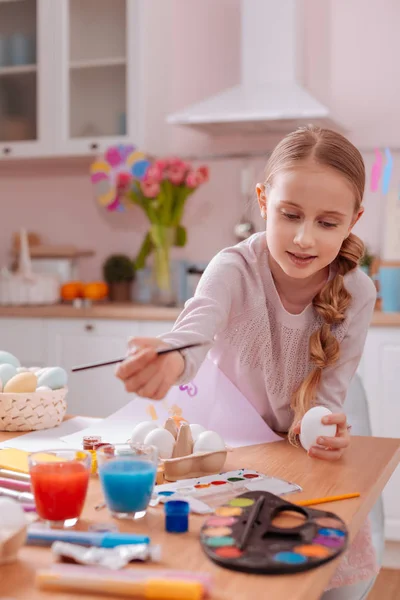 Positivo encantado adolescente de pelo largo elegir colores brillantes — Foto de Stock