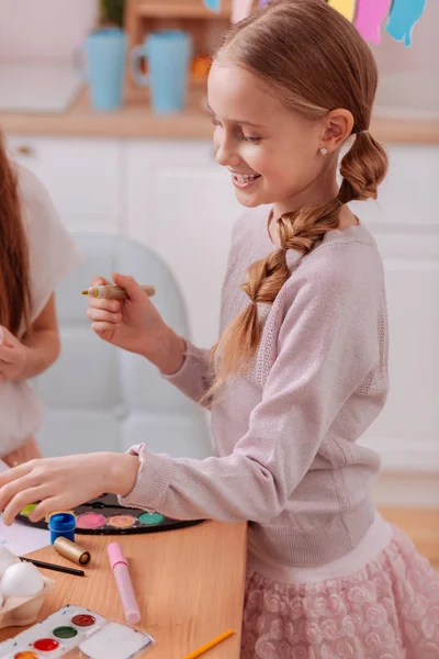 Positiv erfreut blondes Mädchen genießt ihre Wochenenden — Stockfoto