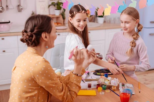 Hermosa adolescente hablando con su madre y hermana —  Fotos de Stock