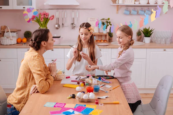 Agradable longhaired niñas mezclando colores mientras que la pintura —  Fotos de Stock