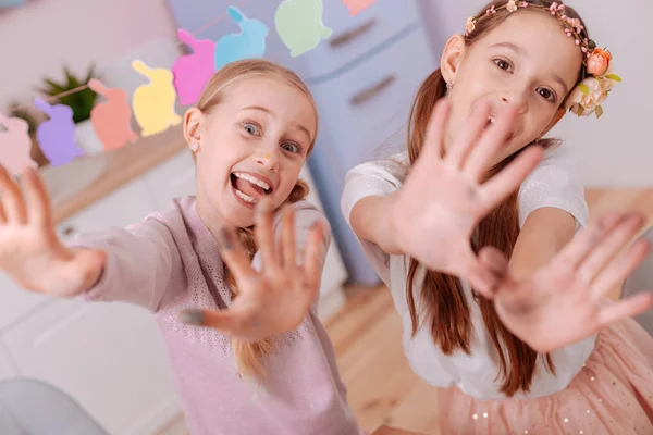 Close up of funny girls that posing on camera — Stock Photo, Image